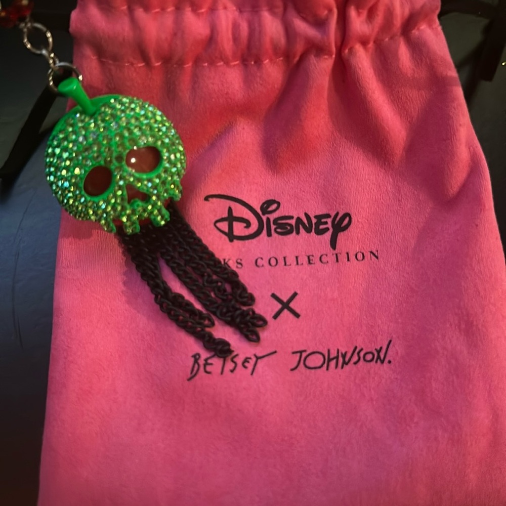 👻🎃👻DISNEY PARKS Betsey Johnson x Disney Snow White Poison Apple Necklace.